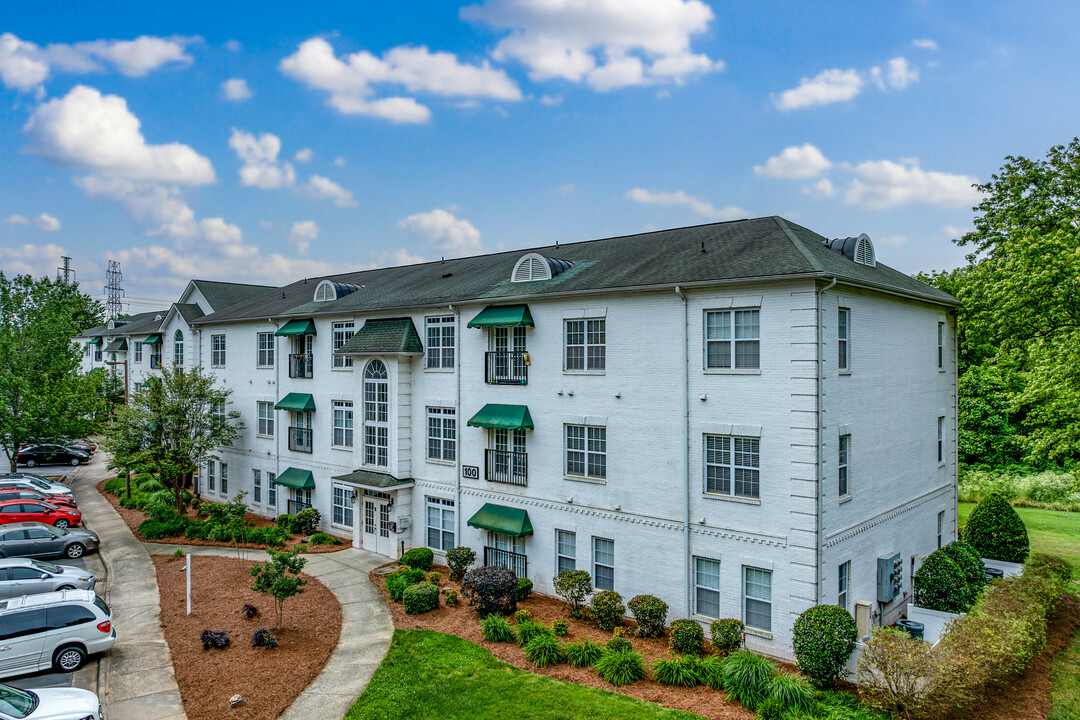 Country Club Condominiums in Greensboro, NC - Building Photo