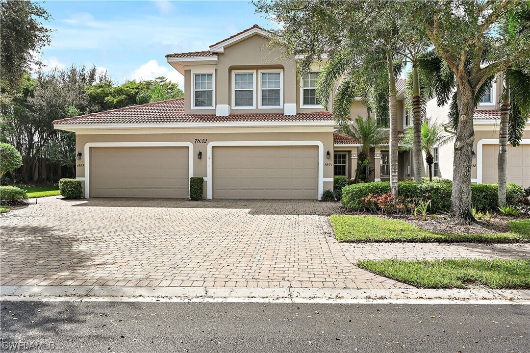 7832 Hawthorne Dr in Naples, FL - Building Photo