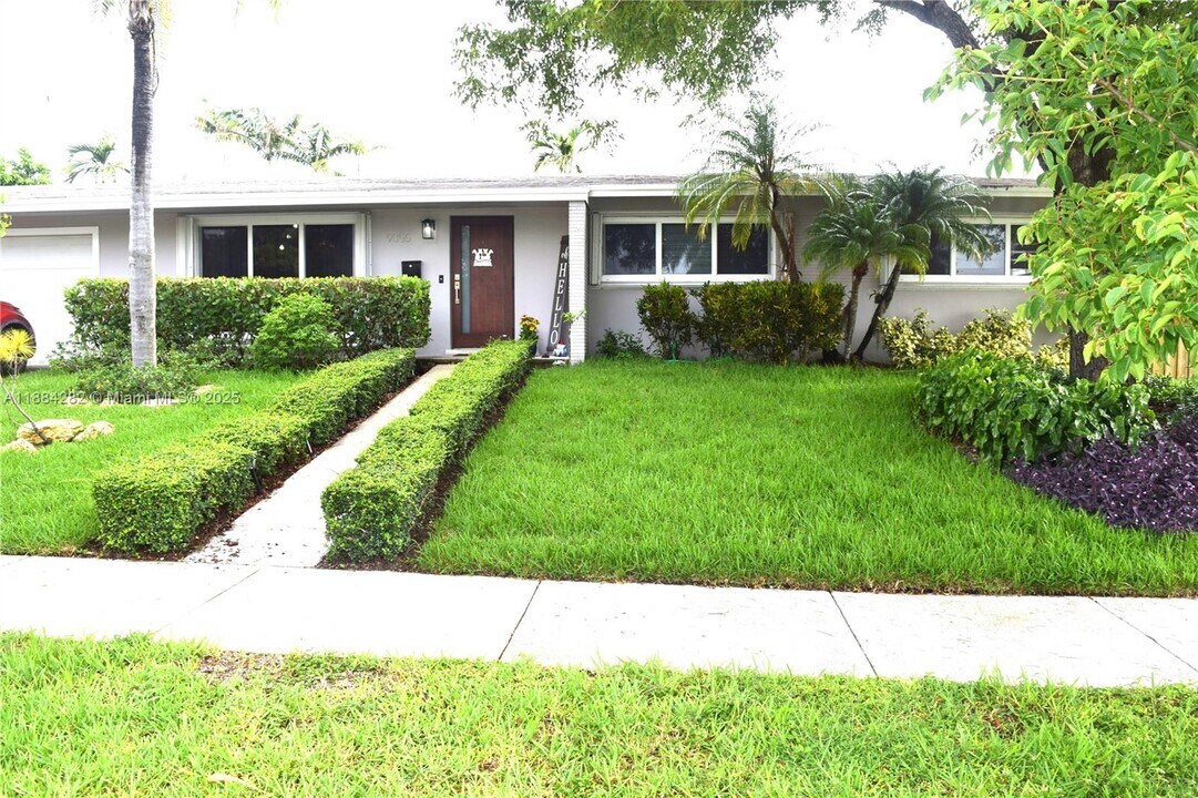 9355 SW 181st St in Palmetto Bay, FL - Building Photo