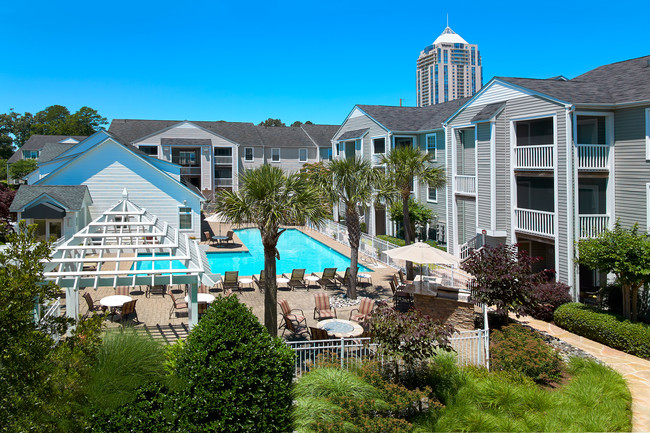 Columbus Station Apartments at Town Center in Virginia Beach, VA - Foto de edificio - Building Photo