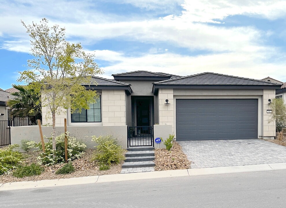 64 Lake Oasis St in Henderson, NV - Building Photo
