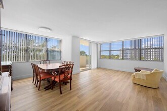 1300 NE Miami Gardens Dr in North Miami Beach, FL - Building Photo - Building Photo