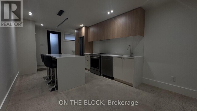 1041 College St in Toronto, ON - Building Photo - Building Photo