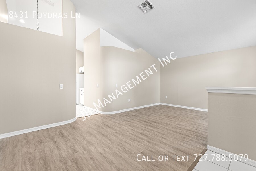8431 Poydras Ln in Tampa, FL - Building Photo