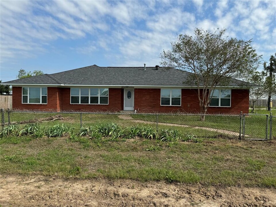 15676 FM359 in Hempstead, TX - Building Photo