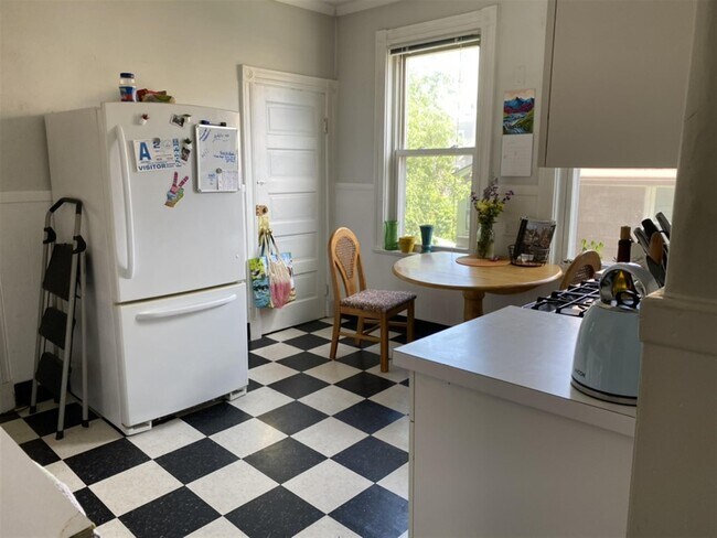 15 Farragut Ave, Unit 2 in Somerville, MA - Foto de edificio - Building Photo