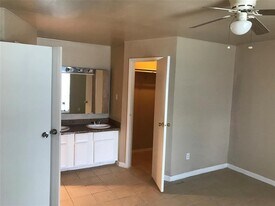 9090 S Braeswood Blvd in Houston, TX - Building Photo