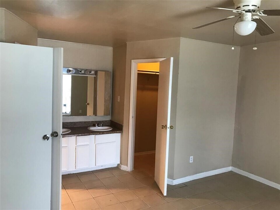 9090 S Braeswood Blvd in Houston, TX - Building Photo