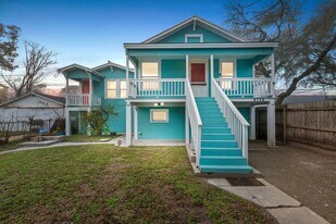 4728 Avenue R 1/2 in Galveston, TX - Building Photo