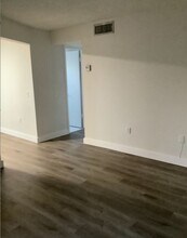 555 SW 4Th ST in Miami, FL - Building Photo - Interior Photo