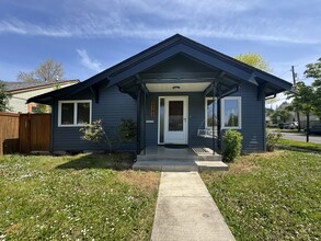 2393 Emerald St in Eugene, OR - Building Photo - Building Photo