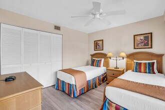 600 Neapolitan Way in Naples, FL - Building Photo - Building Photo