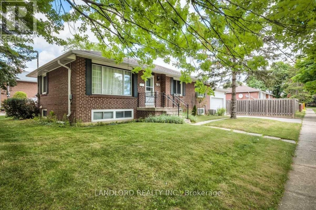 2 Moraine Hill Dr in Toronto, ON - Building Photo