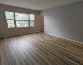 11827 W North Ave, Unit 1 in Wauwatosa, WI - Building Photo - Building Photo