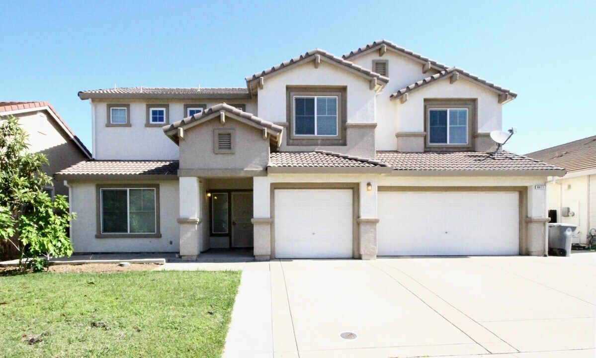 8471 Modena Way in Elk Grove, CA - Building Photo