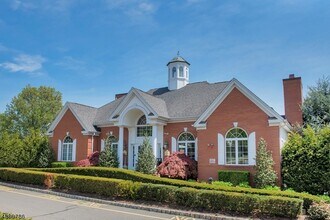 320 Wilshire Dr in Nutley, NJ - Building Photo - Building Photo