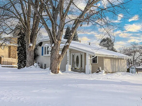 3301 Melanie Dr in Urbandale, IA - Foto de edificio - Building Photo