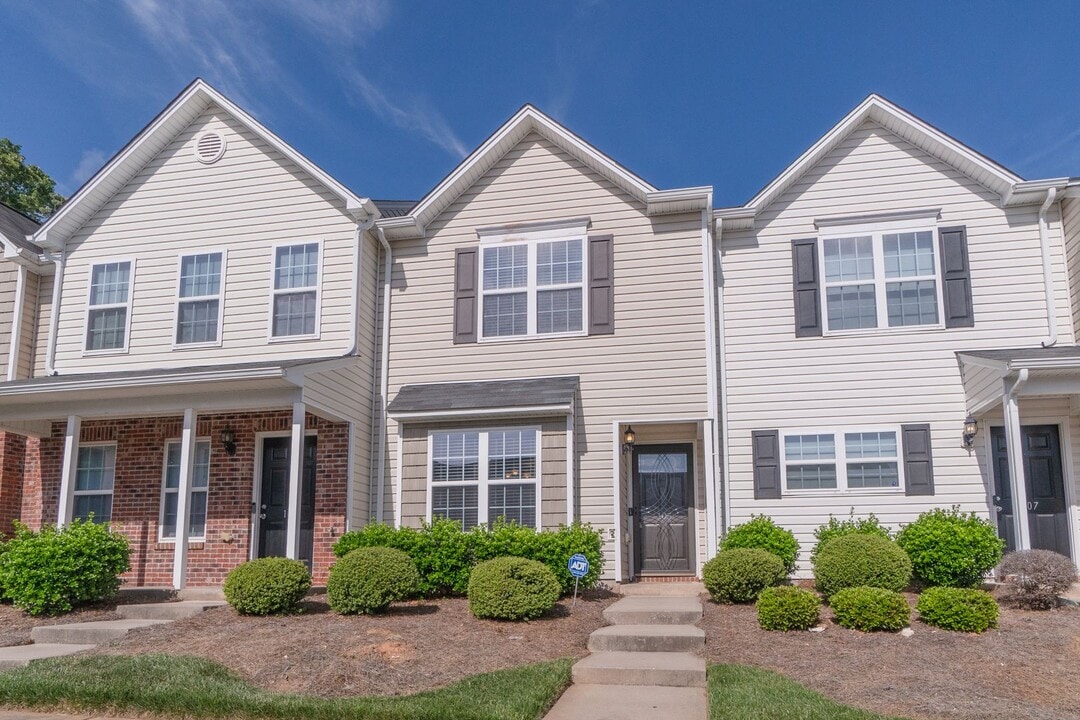 105 Silhouette Dr in Greensboro, NC - Building Photo