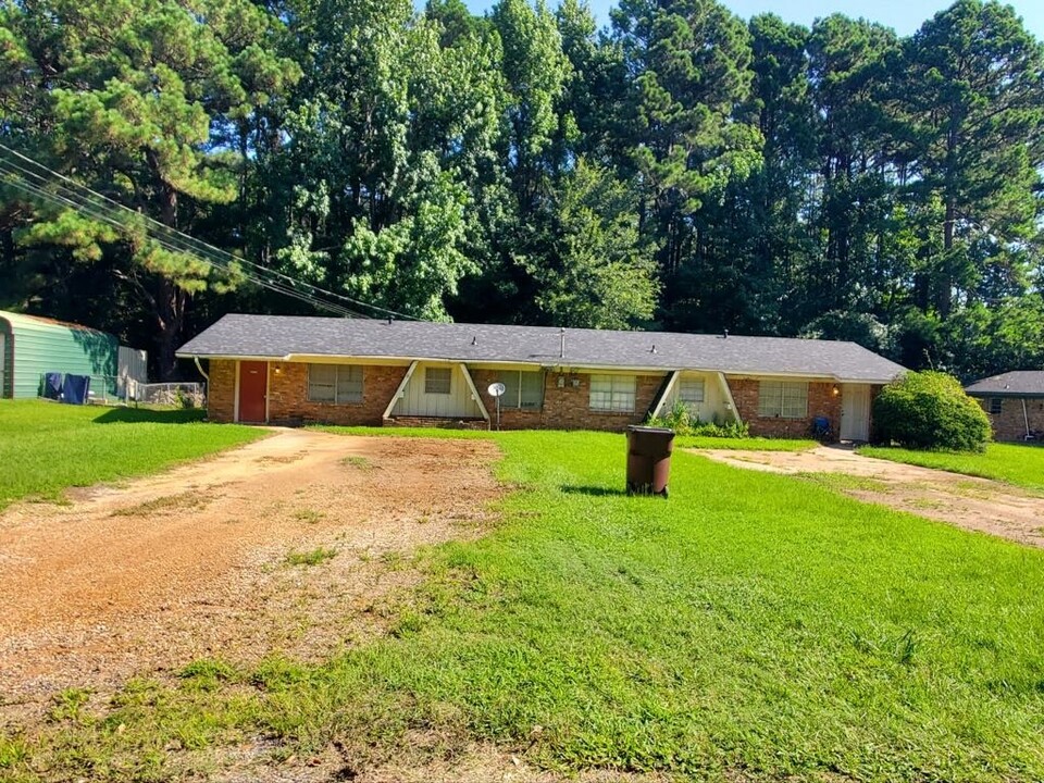 205 Clearview St in Atlanta, TX - Building Photo