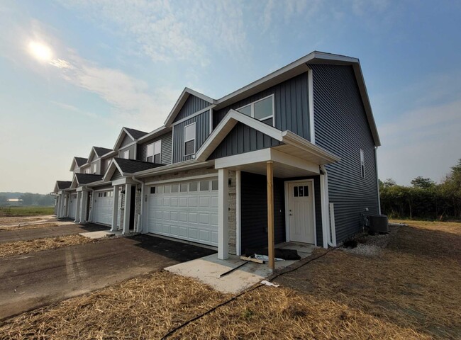 1604 Eastside Cir in Marshfield, WI - Building Photo - Building Photo