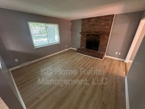 424 NE Lakeview Dr in Blue Springs, MO - Foto de edificio - Building Photo