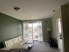 5570 Centre Ave, Unit 203 in Pittsburgh, PA - Building Photo - Building Photo