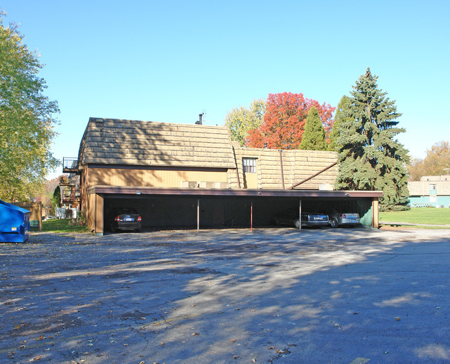 61 Lemans Dr in Youngstown, OH - Foto de edificio - Building Photo