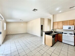 2024 Fountain Valley Way in North Las Vegas, NV - Foto de edificio - Building Photo