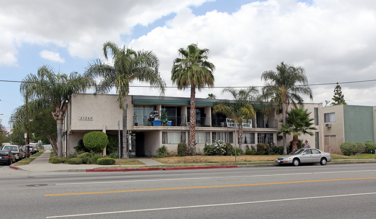 21225 Saticoy St in Canoga Park, CA - Building Photo