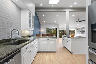 579 S Sierra Ave in Solana Beach, CA - Building Photo