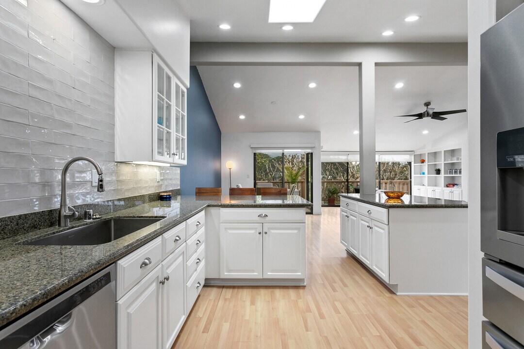 579 S Sierra Ave in Solana Beach, CA - Building Photo