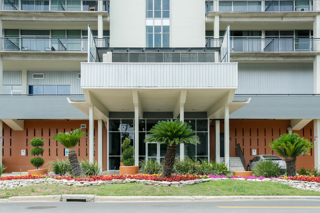 230 West Alabama Apartments in Houston, TX - Building Photo - Interior Photo