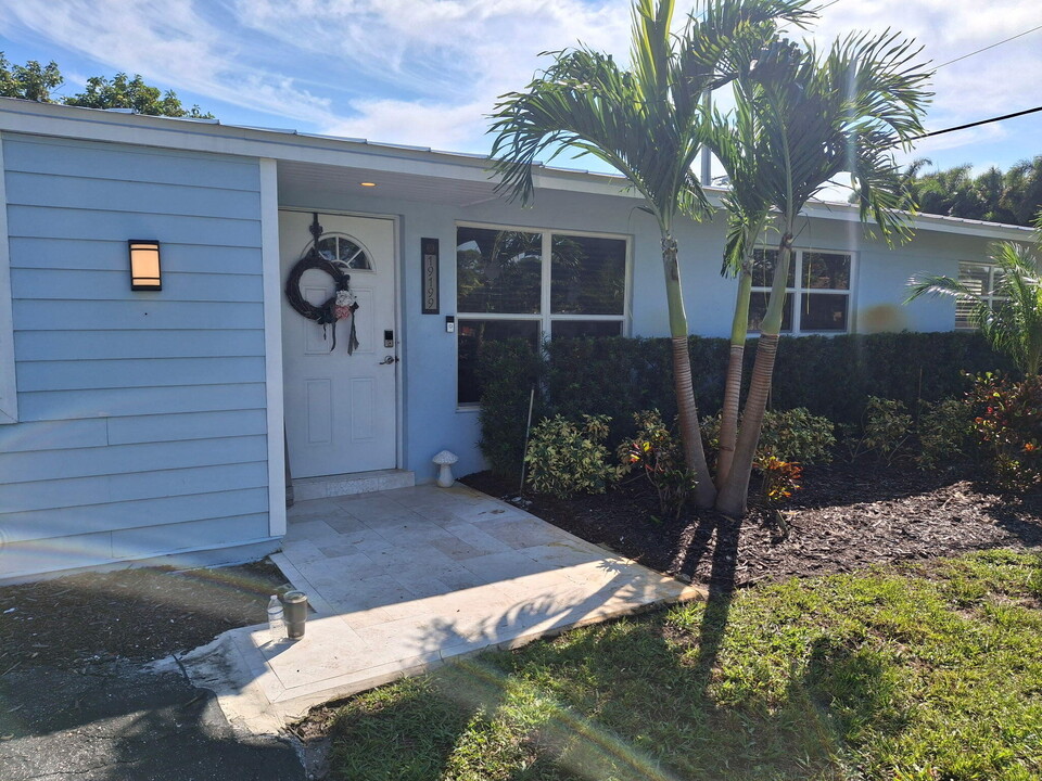19199 SE Robert Dr in Tequesta, FL - Building Photo