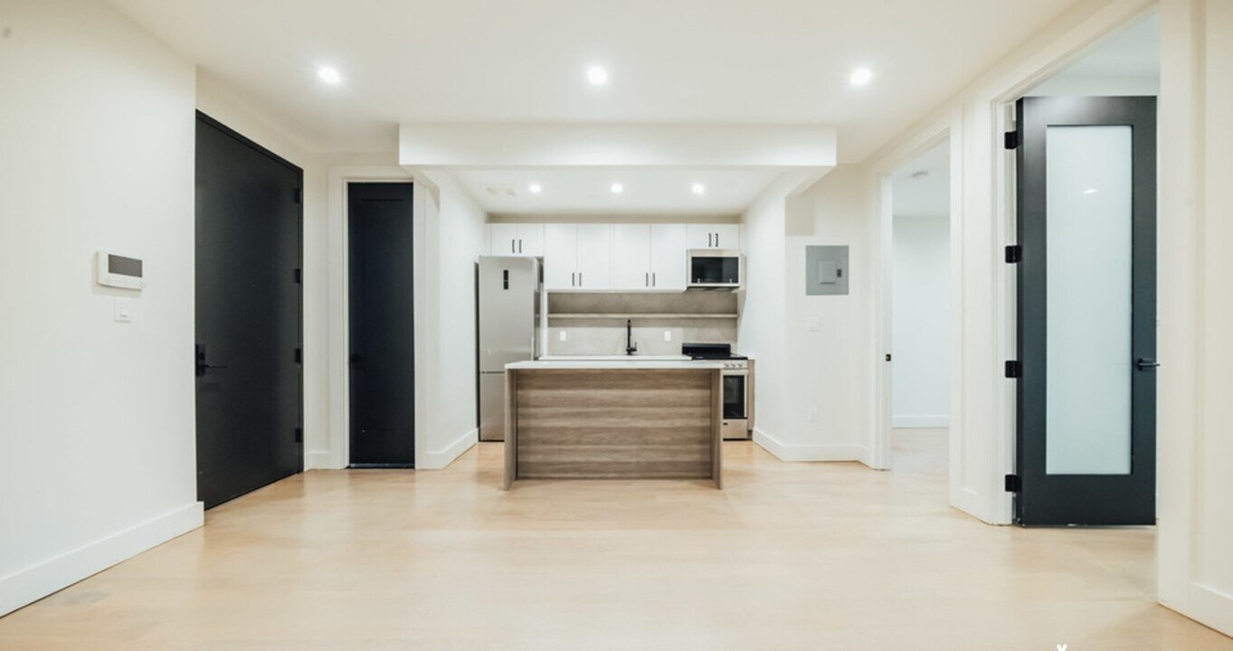 471 Tompkins Ave in Brooklyn, NY - Building Photo
