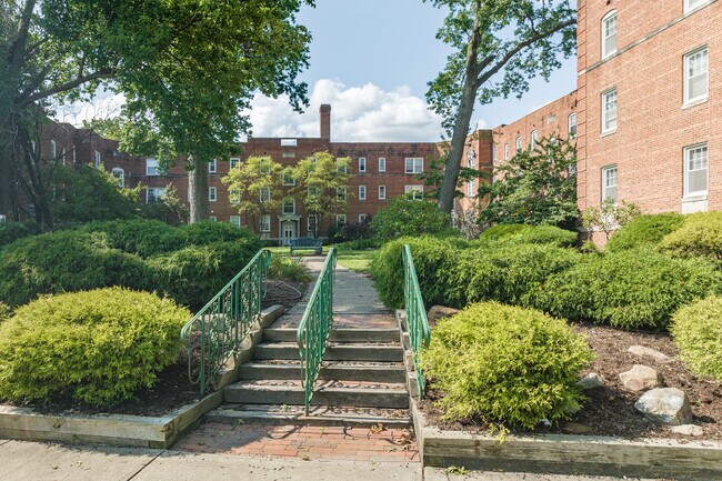 Clifton Cove in Lakewood, OH - Building Photo - Building Photo