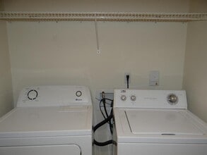 301 Harbour Town Dr, Unit 208 in Madison, WI - Foto de edificio - Building Photo