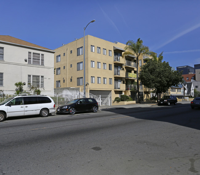 Irolostar Apartments in Los Angeles, CA - Foto de edificio - Building Photo