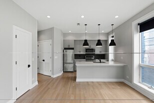 1050 W Cornelia Ave, Unit 402 in Chicago, IL - Building Photo