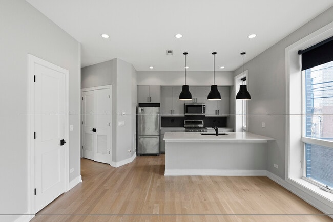 1050 W Cornelia Ave, Unit 402