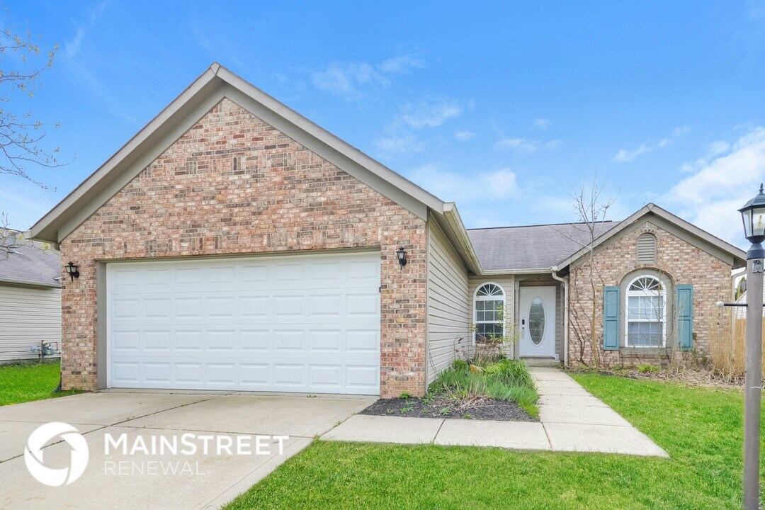 137 Meadow Glen Dr in Avon, IN - Building Photo