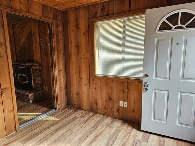 527 Spruce Ln in Big Bear, CA - Building Photo - Building Photo