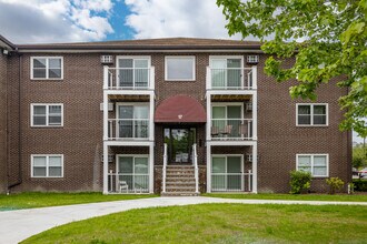 Pondsview Apartments in Billerica, MA - Foto de edificio - Building Photo