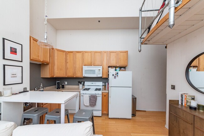 400 W Ontario St, Unit 708B in Chicago, IL - Building Photo - Building Photo