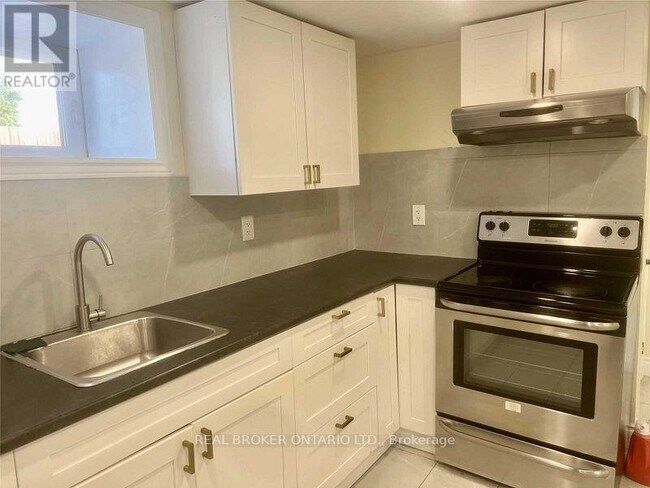 36 Carlyle Crescent in Brampton, ON - Building Photo - Building Photo