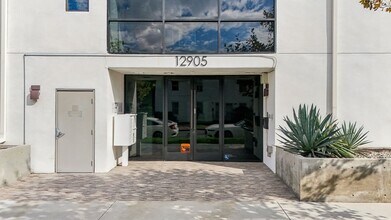 12905 Landale Street in Studio City, CA - Foto de edificio - Building Photo