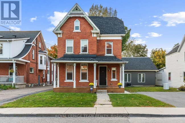 258-258 John St N
