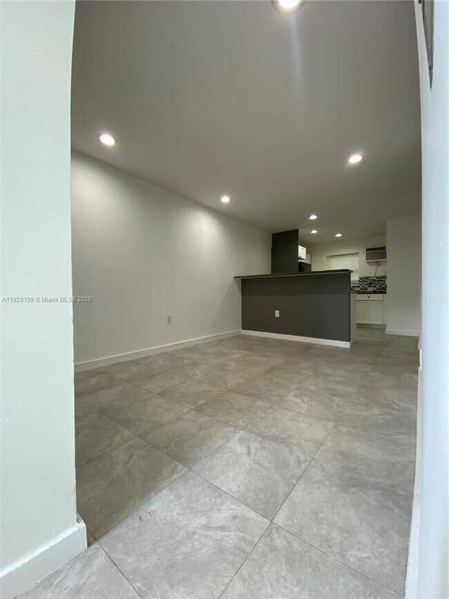 1351 NW 45th St in Miami, FL - Building Photo - Building Photo