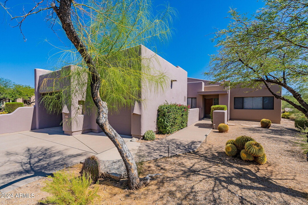 9240 E Whitethorn Cir in Scottsdale, AZ - Foto de edificio