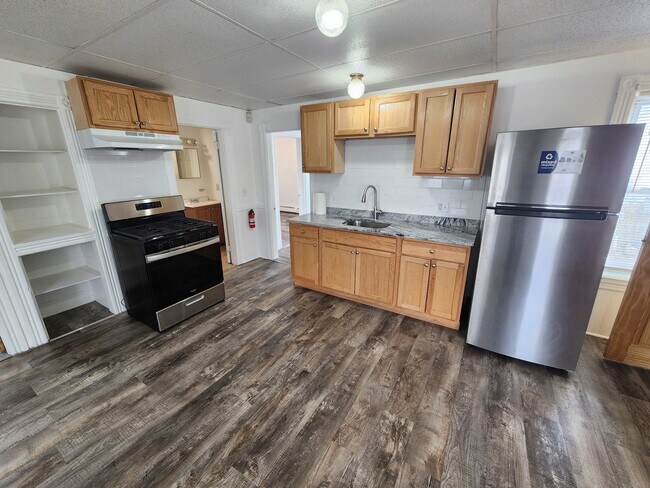 37 Watson St, Unit 2nd Floor in Central Falls, RI - Foto de edificio - Building Photo