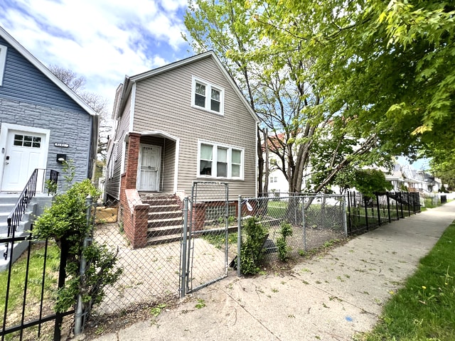 8238 S Saginaw Ave in Chicago, IL - Building Photo - Building Photo